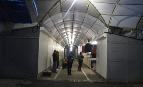 У Сватовому на місцевому ринку обікрали торговий модуль з одягом: подробиці