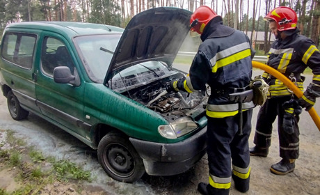 У Славуті рятувальники загасили пожежу автомобіля