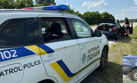 На Житомирщині на трасі патрульні врятували від спеки сім'ю з собакою