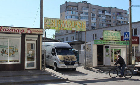 Рынки открылись, на них продавцам и покупателям теперь измеряют температуру