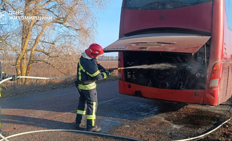 На Житомирщині загорівся рейсовий автобус з пів сотнею пасажирів у салоні
