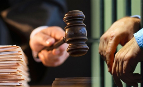Батька з Вараша, який застрелив свого сина, взяли під варту в Рівному прямо в залі суду