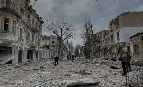 Російські терористи атакували Херсон з авіації — снаряд влучив у багатоквартирний будинок (ФОТО)