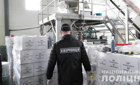 У Хмельницькому викрили підпільний цех, де підробляли продукти харчування, які продавали в Інтернеті