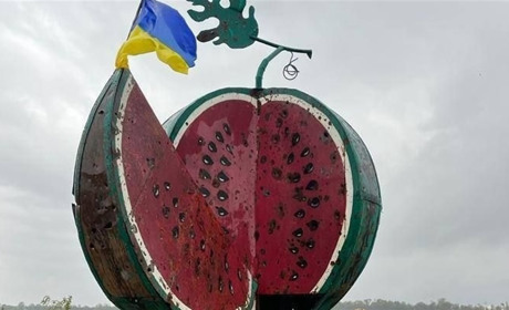 (Подкасти Кавуна): Пам’ятник кавуну, який зустрів українських військових: розповідаємо про нього