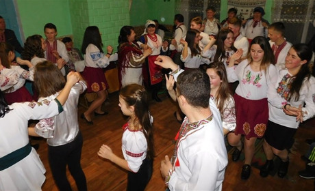 "Капіносові" вечорниці вперше за шість років зібрали молодь у селі Куликові на Кременеччині