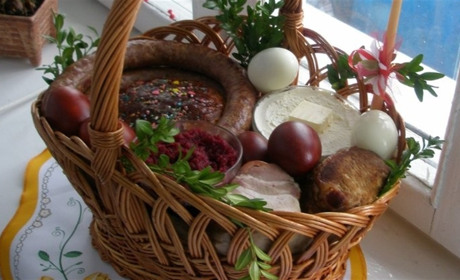 Які продукти городоччани кладуть у Великодній кошик та що вони символізують
