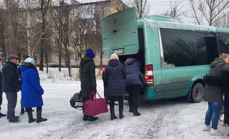 Безкоштовна евакуація з Торецька: 16 лютого вивозитимуть людей до Дніпра та Черкащини. Як записатися