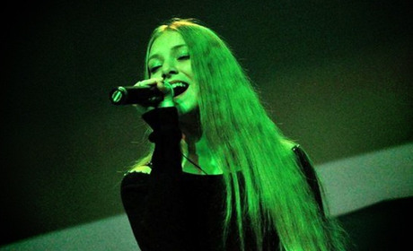 Школьница из Торецка сняла кавер на песню Океана Эльзы в полуразрушенном здании исполкома