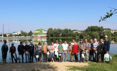 У Славуті змагалися рибалки. Але скільки хто спіймав риби, не повідомляють