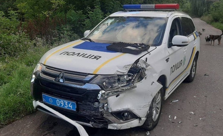 На Черкащині пʼяний водій вʼїхав у службовий автомобіль поліції