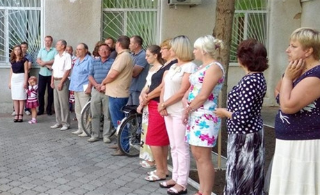 У Біляївці з нагоди Дня державного прапору відбулися урочисті збори поруч з міською радою 