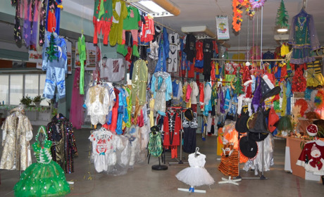 Від "циганочки" до чупа-чупсів та кіндер-сюрпризів: тренди новорічних костюмів за останні 15 років