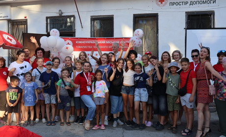 Капсула часу та кіно: як в Южноукраїнській організіції Червоного Хреста відзначали День молоді