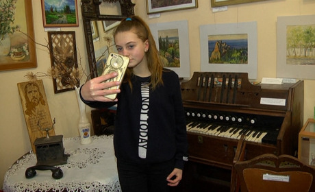 Селфі з ретро-телефонами і у військовій формі: у Сватівському музеї триває флешмоб «Селфі у музеї»