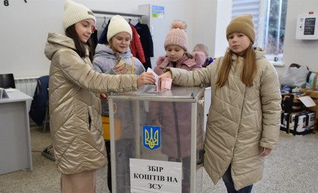 Діти з Чорткова наколядували на дрон для ЗСУ