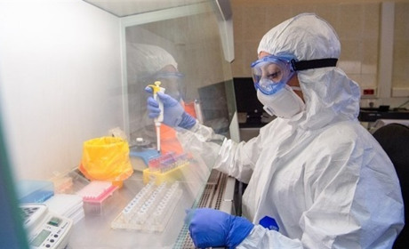 Двоє чоловіків і жінка з дитиною