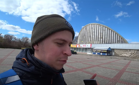 «Херсон зустрічає тебе великою кількістю реклами»: дивіться огляд блогера, який вперше в Херсоні