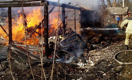 У Біляївці на занедбаній ділянці сталася пожежа: вогонь ледь не перекинувся на сусідні будинки