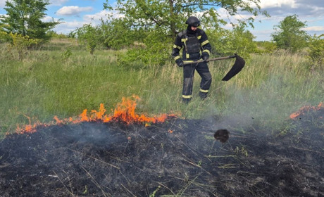 В Осиновому через обстріл виникла пожежа: горіла суха трава