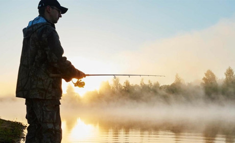 Календар рибалки на серпень 2025: сприятливі дні та поради для гарного улову