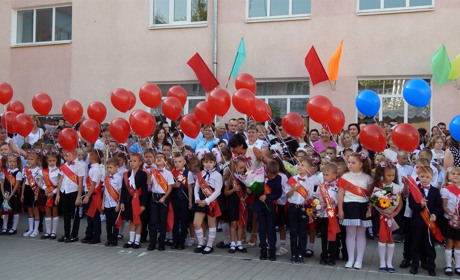 Ювілей: як з’явилася Біляївська школа № 1, і чому деякі випускники ніяк не можуть залишити її стіни