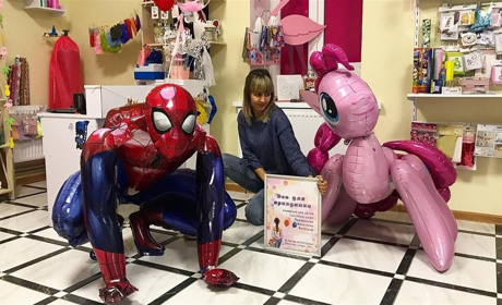 Аеродизайн — це круто: сватівчанка Дар’я Запара створює свято з повітряних кульок