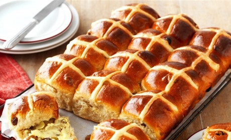 Англійська великодня випічка. Булочки Hot Cross Buns