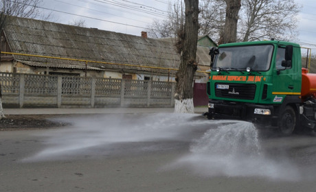 Біляївські комунальники працюють в штатному режимі і почали проводити на вулицях міста дезобробку