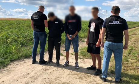 За спробу незаконного переведення двох чоловіків через кордон організатору «світить» 9 років тюрми