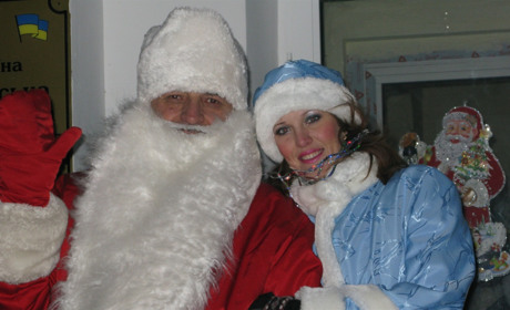 Сватівчанин Валерій 23 роки грає Діда Мороза, а ще пише пісні