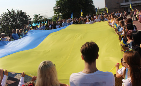 Жовто-блакитний прапор розгорнули на головній площі Мелітополя