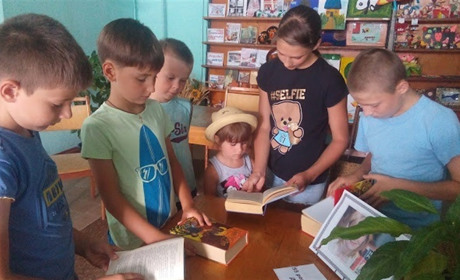 У літо з книгою: з користувачами бібліотеки-філії №6 провели «Бібліомікс» 
