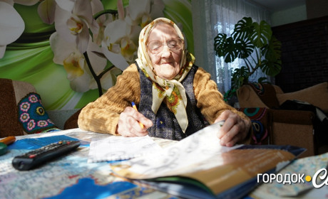Друга війна: історія 98-річної бабусі із Сатанівщини, яка веде щоденник війни та волонтерить