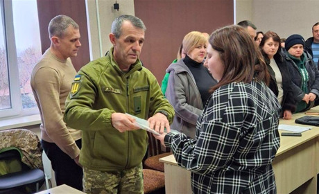 У Краснолуцькій громаді вручили державну та військову нагороди родинам захисників