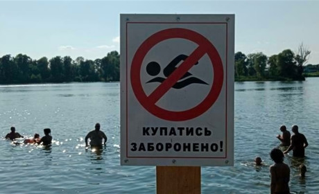 На пляжах Глухова з'явилися таблички «Купатися заборонено!». Пояснюємо чому