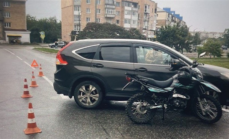 У Переяславі під час повороту авто зіткнулося з мотоциклом – на водія склали протокол: поліція
