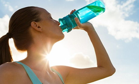 Що і скільки пити влітку, аби тримати у нормі водний баланс