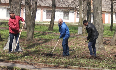 Депутатська толока: після сесії депутати Калинівської міськради вийшли впорядковувати парк