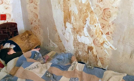 У Славуті поліцейські разом зі службою у справах дітей вилучили п’ятьох дітей у матері