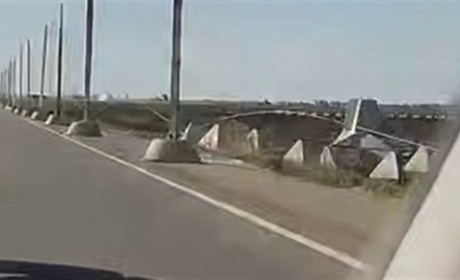 «Їдем швидко, це наша безпека»: у Херсоні знімають відео, що ставлять під загрозу місто