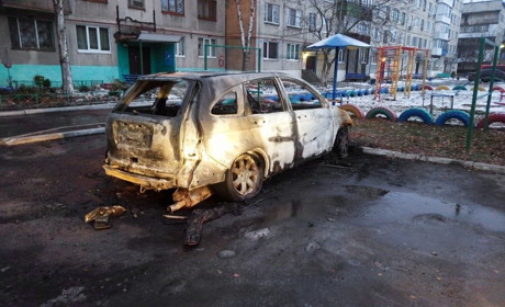 Поліція Покровська шукає свідків підпалу автомобіля на вулиці Заводська