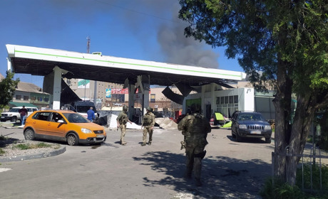 Херсон під обстрілом: окупанти поцілили у вокзал, магазини, заправку та житлові будинки (ФОТО)