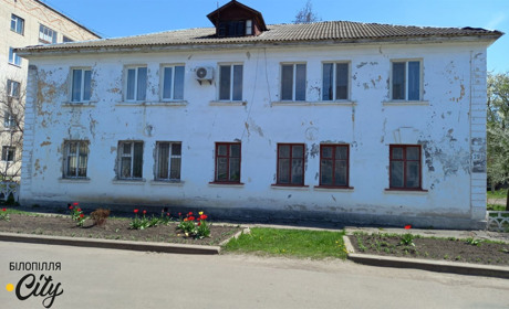 Діло – труба. Чому через свою сусідку жителі одного з білопільських будинків місяць сидять без води?