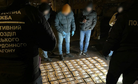 Мільйон щомісяця на наркотиках: затримано наркоторговців на чолі з одеситкою