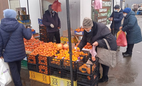 «Чому б і не купити овочі та фрукти, якщо пакетики безплатні?» Репортаж з базару