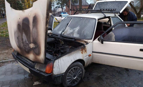У Вараші поблизу супермаркету горів автомобіль