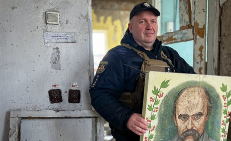 Поліцейський врятував портрет Шевченка в зруйнованому Оріхівському Будинку культури
