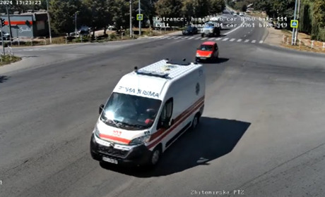 Не розминулися на перехресті: у Звягелі показали відео трьох ДТП на дорогах міста