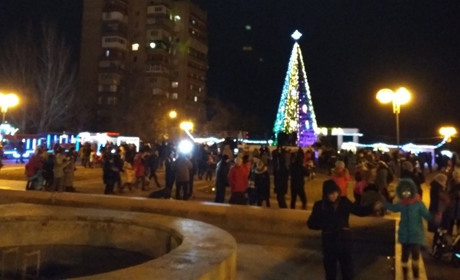 Больше снежинок, дождинок, огоньков и елок – Мелитополь оделся в рождественский наряд